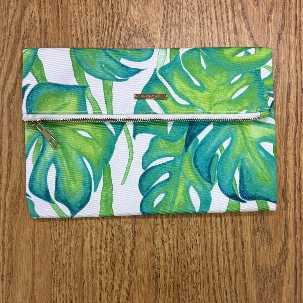 Pura Vida Green‎ Leaf Print Clutch